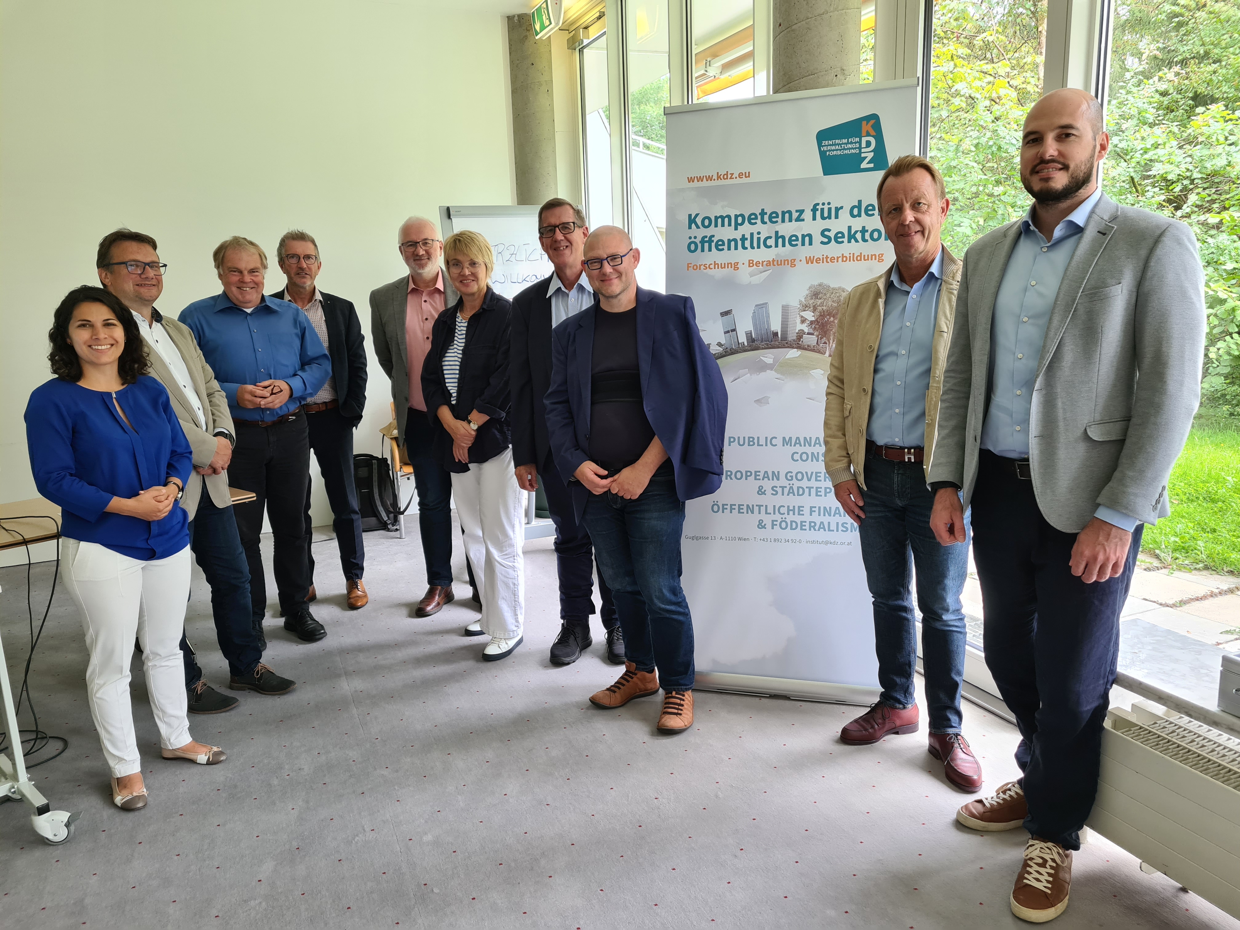 Die Teilnehmer*innen am zweiten Workshop: Dalilah Pichler (KDZ), Markus Hödl (Bruck an der Mur, Stmk.), Klaus Wirth (KDZ), Oskar Januschke (Lienz, Tir.), Karl Aufner (Mattersburg, Bgld.), Petra Holl (Oberalm, Sbg.), Martin Duelli (Feldkrich, Vlbg.), Thomas Prorok (KDZ), Mario Abl (Trofaiach, Stmk.), Johannes Kreinecker (Eferding, OÖ).