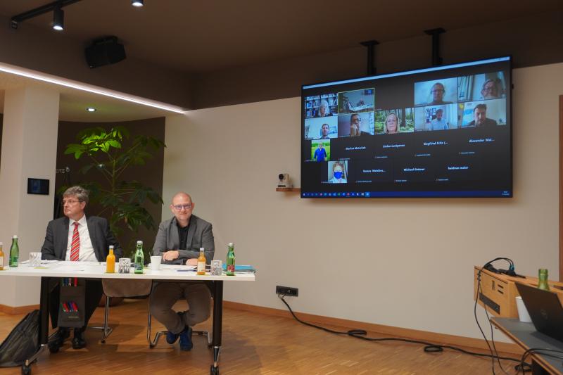 Die KDZ-Geschäftsführer Peter Biwald und Thomas Prorok mit den Online-Teilnehmer*innen