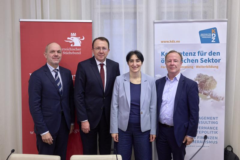 v.l.nr.: Thomas Weninger (Generalsekretär ÖSTB), Mathias Stadler (Bgm. St. Pölten), Karoline Mitterer (KDZ), Alexander Maimer (KDZ)