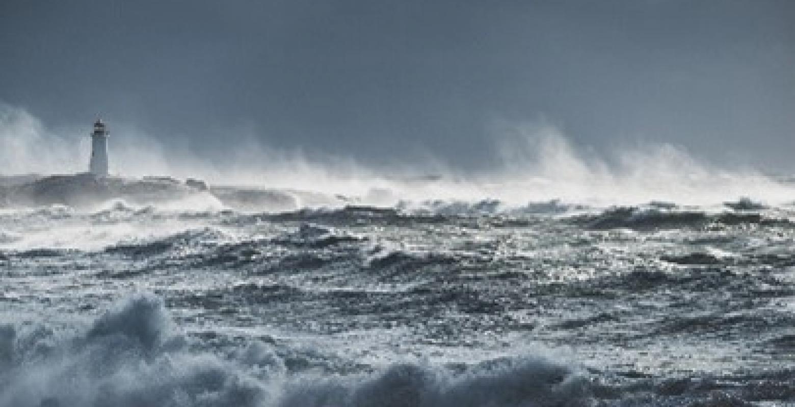 Raue See mit Leuchtturm