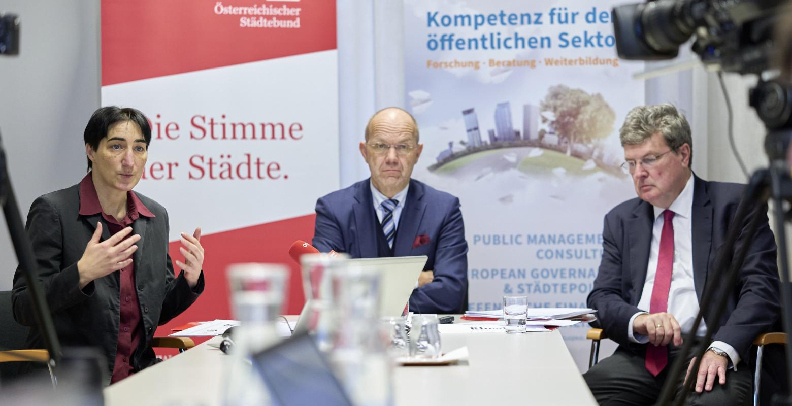 Karoline Mitterer, Thomas Weninger und Peter Biwald bei der Präsentation der Gemeindefinanzprognose